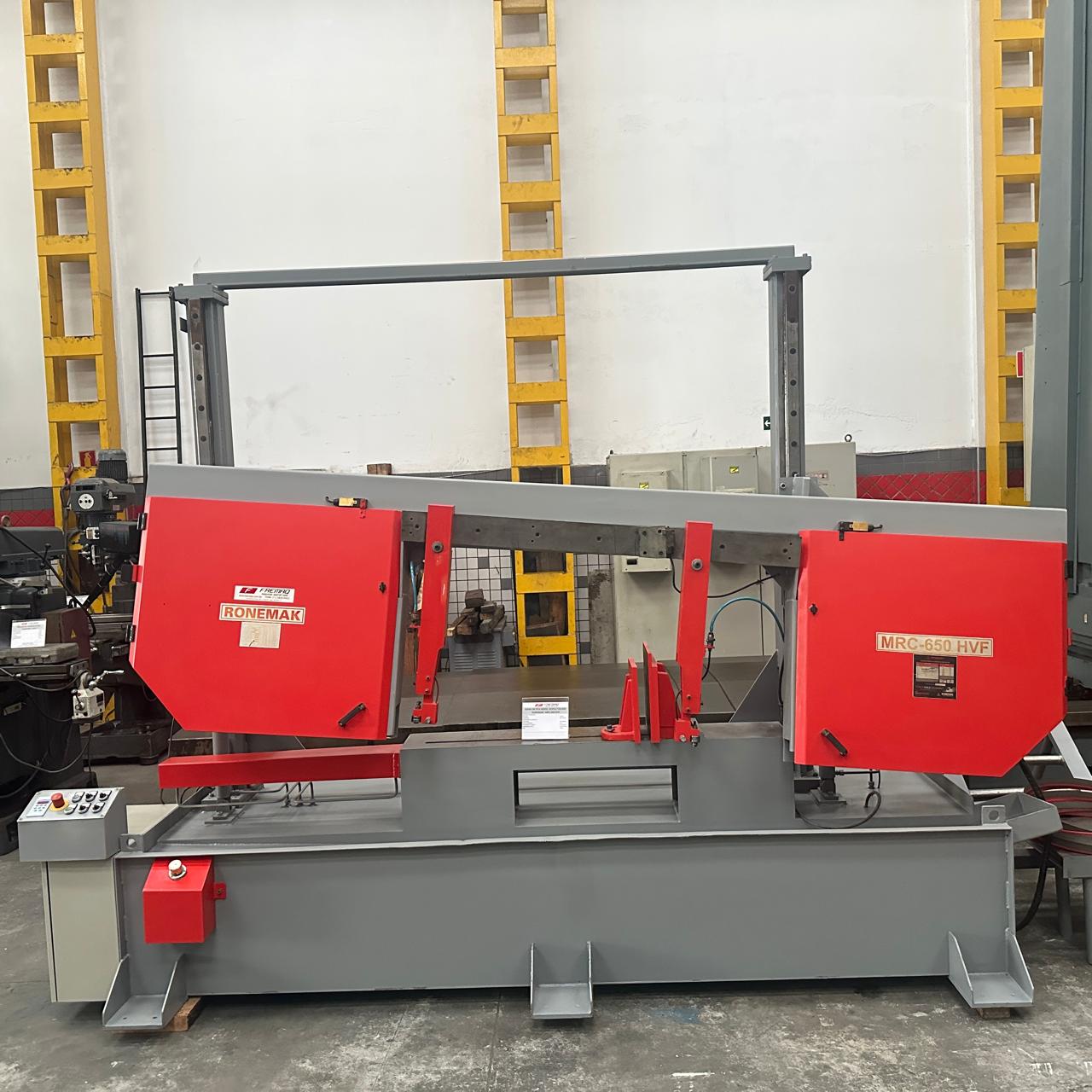 VENDIDA - SERRA DE FITA DUPLA COLUNA SEMI AUTOMATICA RONEMAK MRC-650HVF