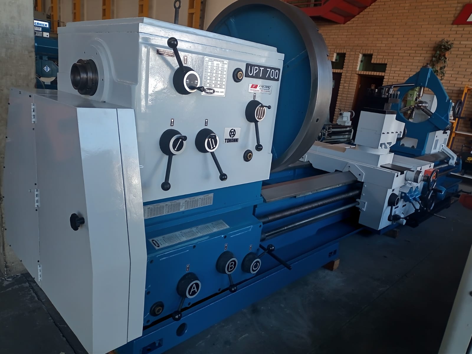 TORNO MECÂNICO TONANNI UPT-700 X 4000 MM