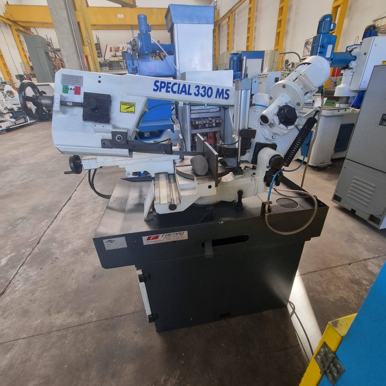 VENDIDA-SERRA DE FITA HORIZONTAL HIDRAULICA SEMI-AUTOMATICA MACC 330 MM COM CABEÇOTE GIRATORIO