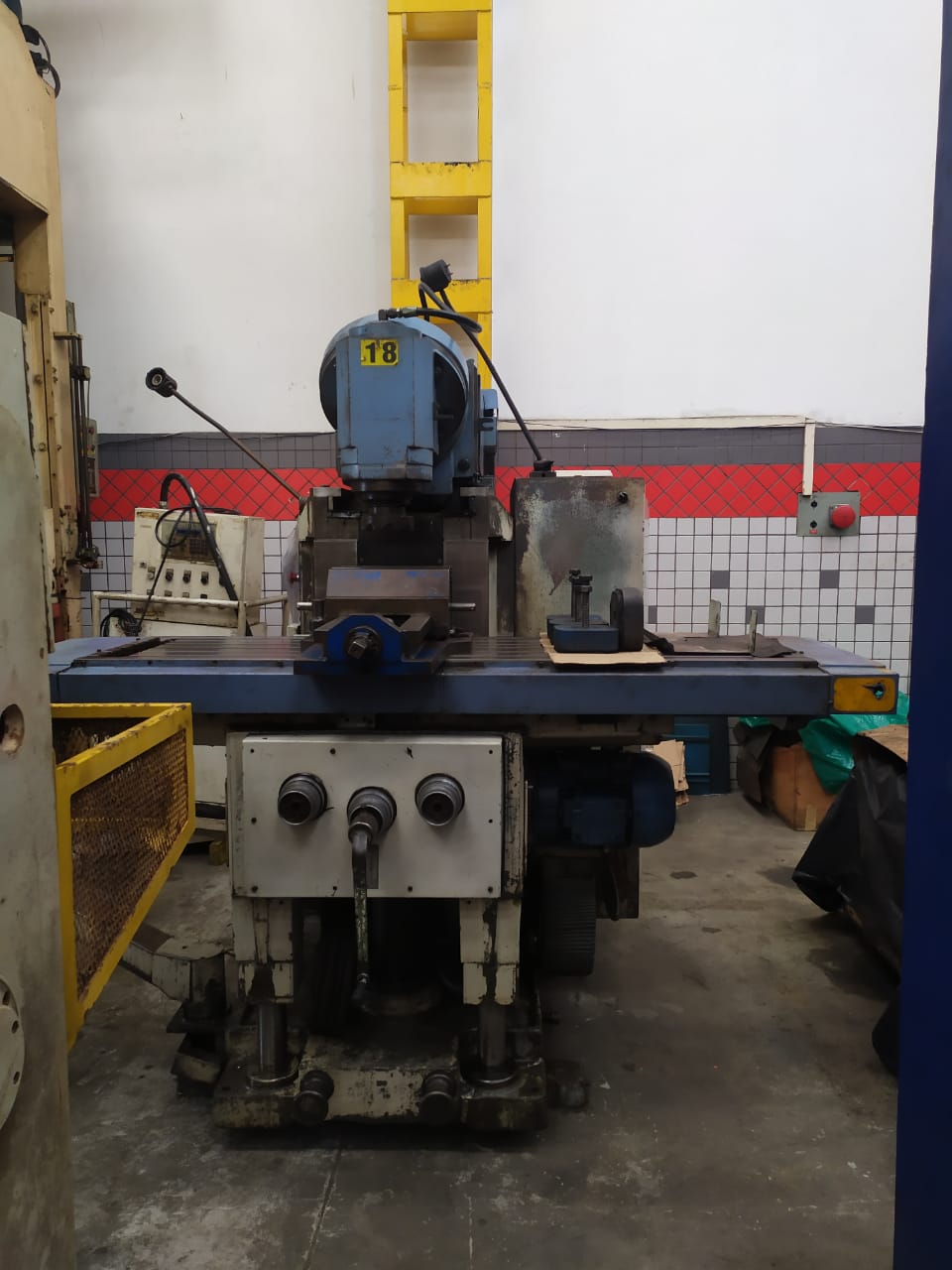 FRESADORA UNIVERSAL STANKOIMPORT COM CABEÇOTE HURON