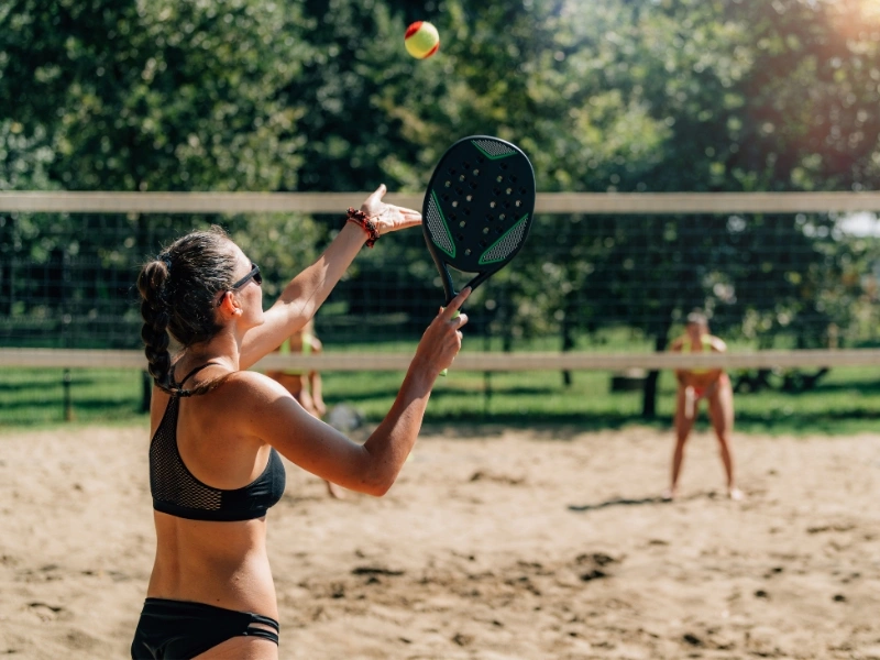 Quanto ganha um professor de beach tennis? Veja os valores